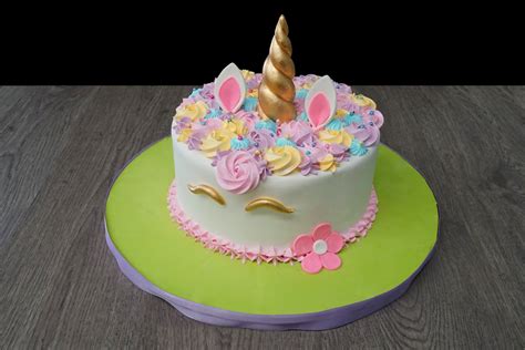 Pastel de unicornio con decoración de chocolate
