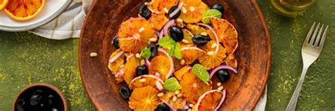 Plato de ensalada de naranja y aceitunas negras
