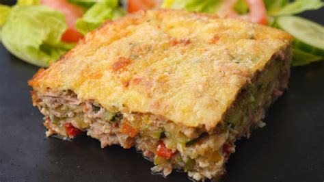 Ingredientes mezclados para pastel de atún al horno