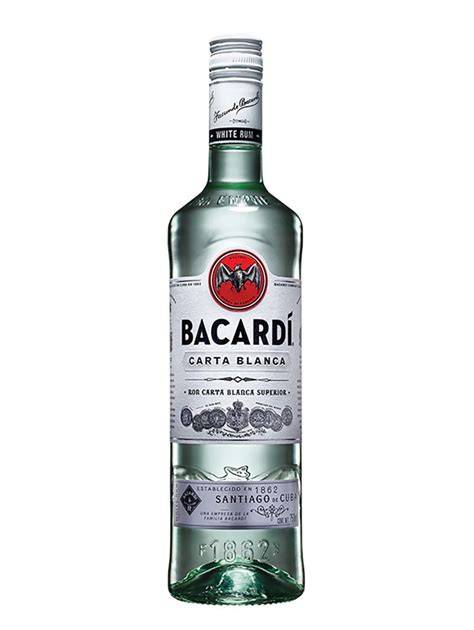 Botella de Ron Bacardí Carta Blanca y una lata de Coca-Cola