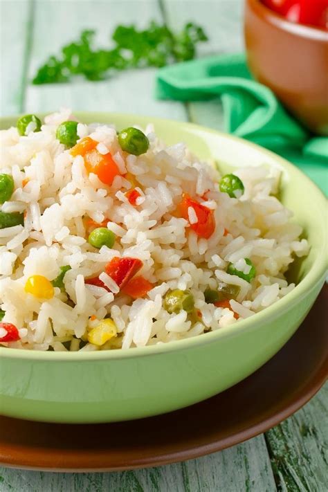 Ensalada de arroz con verduras en un bol