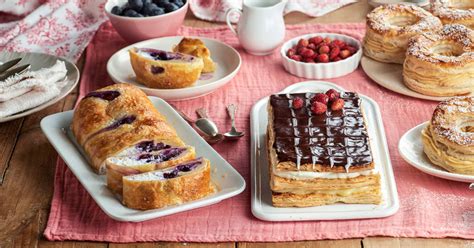 Composición de diferentes elaboraciones con hojaldre, dulces y saladas