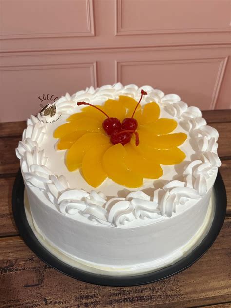 Montaje de bizcocho de durazno con capas de crema