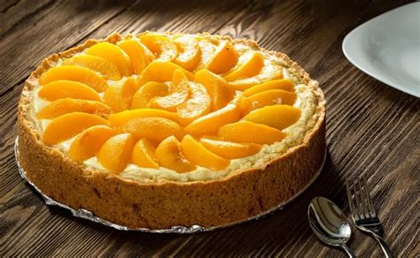 Tarta volteada de durazno lista para servir