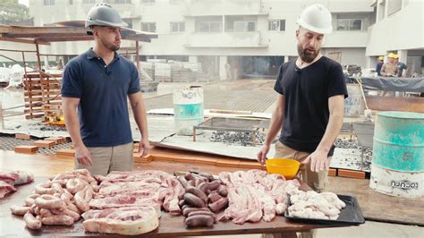 Obreros preparando un asado de obra