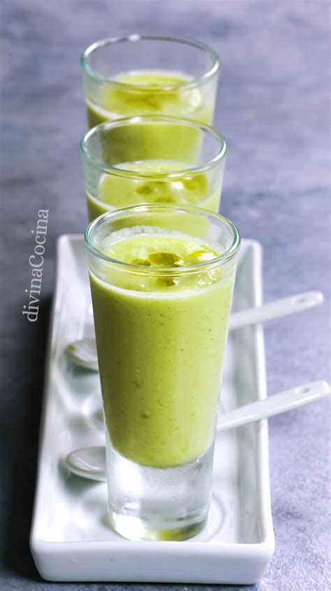 Gazpacho de aguacate y kéfir servido en vasitos
