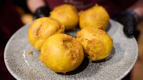 Bolas de pimiento fritas doradas