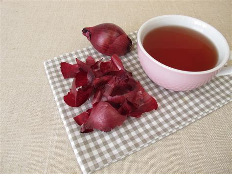 Imagen de una infusión de cáscara de cebolla