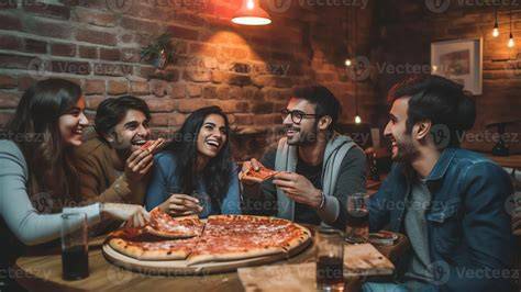 Clientes disfrutando de sus pedidos de Pizza Llop
