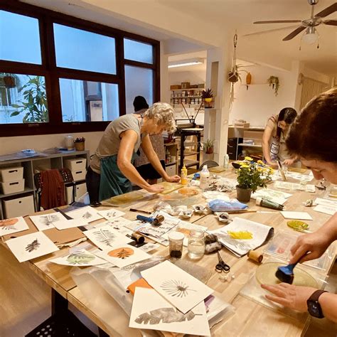 Taller creativo de Adriana Torres con objetos tejidos y bordados