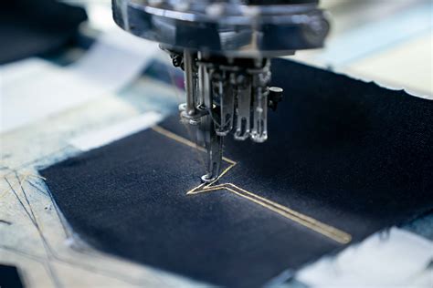 Detalle de manos bordando una pieza textil colorida