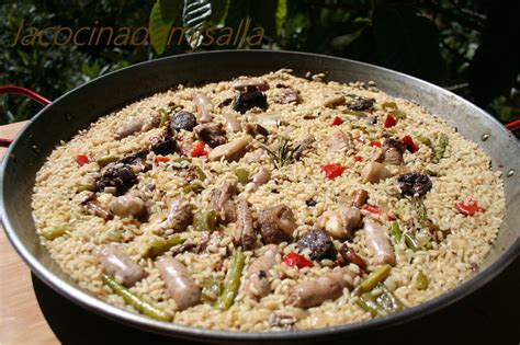 Arroz de montaña recién hecho en una paellera.