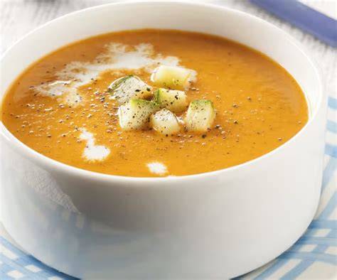 Sopa de calabacín en un bol con aderezos