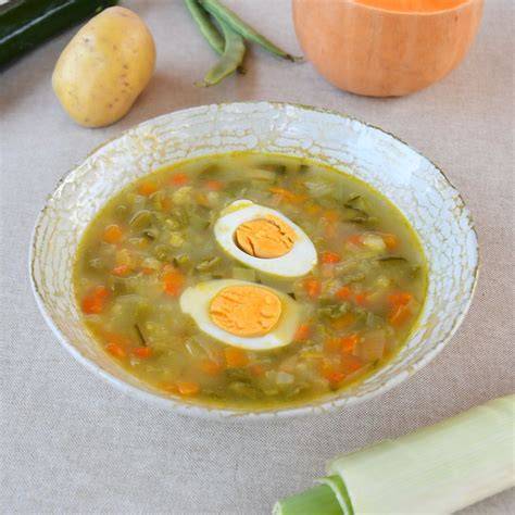 Sopa de calabacín enriquecida con huevo cocido y legumbres