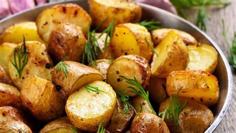 Plato de pan integral, papas al horno y frutos secos