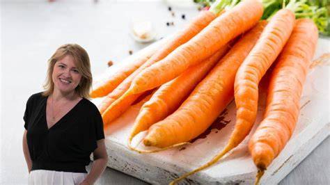 Zanahorias arrugadas en agua fría para recuperarlas