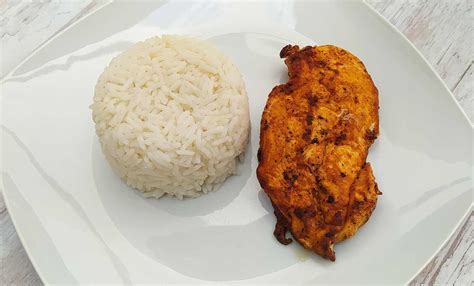 Plato de arroz blanco y pollo, recomendado para la diarrea