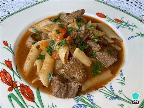 Guiso de fideos con carne servido en un plato