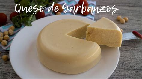 Queso vegano de garbanzos en un plato