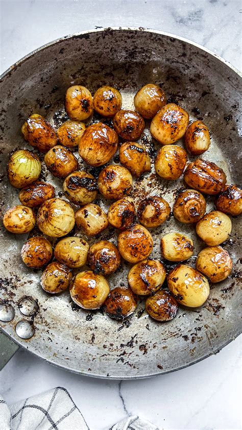 Cebollas caramelizadas en una sartén