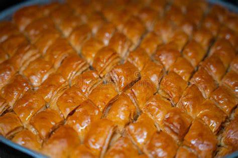 Primer plano de baklava recién horneado y empapado en almíbar