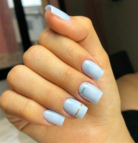 uñas celeste pastel con fondo blanco