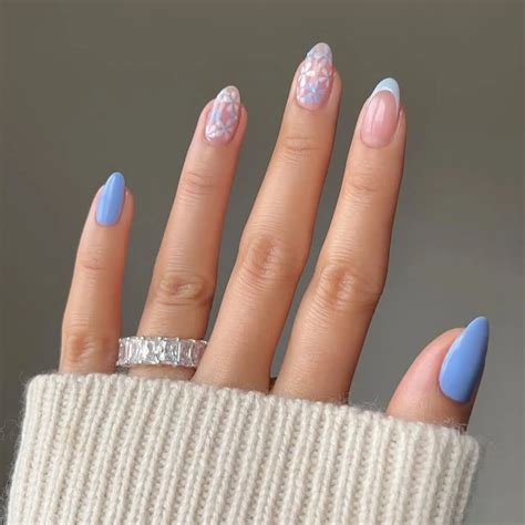 diseños uñas azul pastel y blanco