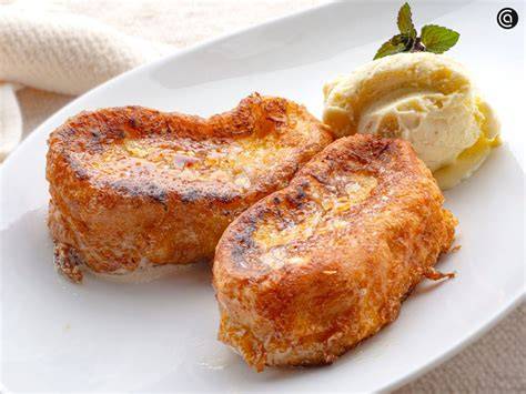 Torrijas de Amaretto con helado y decoración de cacao