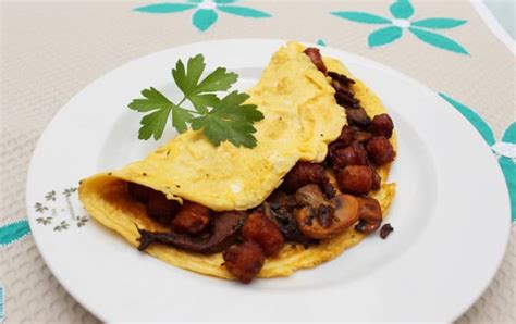 Tortilla abierta con setas y chistorra