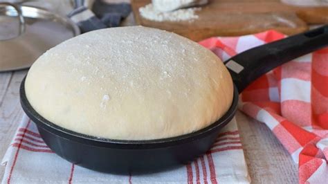 Pan de arroz en sartén, listo para ser cortado