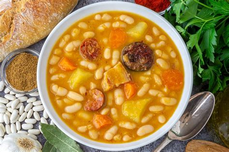 Platos de guiso, estofado y potaje en una mesa
