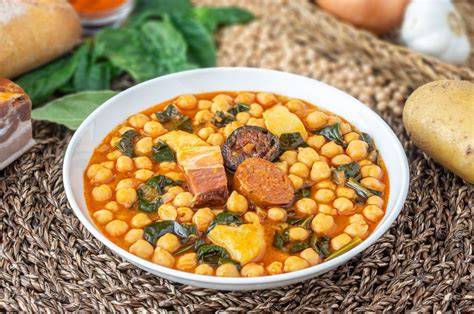 Un plato de potaje de garbanzos con chorizo