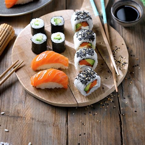 Plato variado de sushi y nigiris frescos