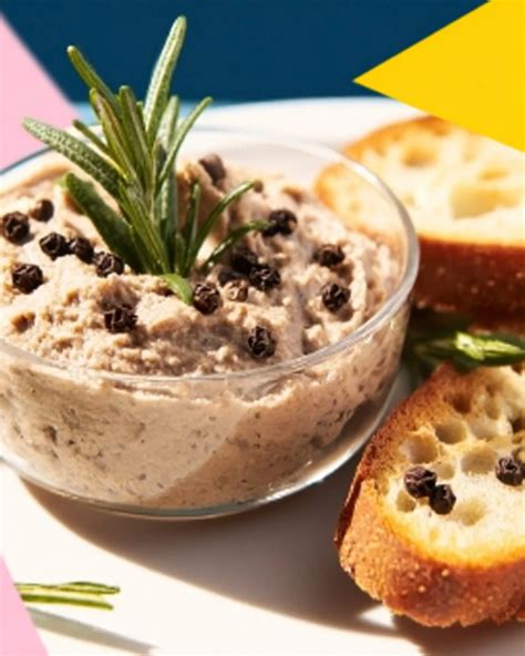 Imagen de un cuenco con paté de hígado de pollo decorado