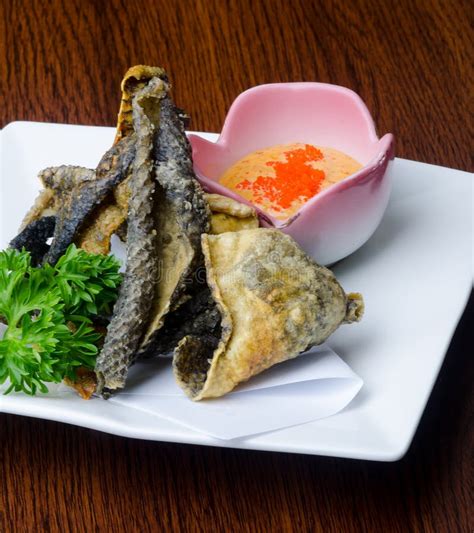 Piel de pescado frita con especias