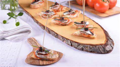 Sardinas enrolladas con verduras y sujetas con palillos