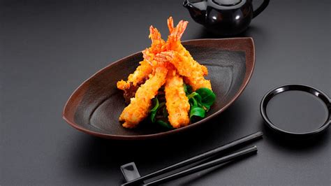 Variedades de sushi tempura y otros platos de tempura