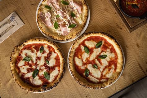 Plato de pizza artesanal italiana servido en mesa