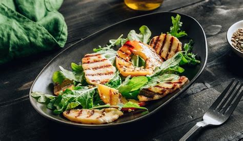 Ensalada con queso halloumi a la parrilla