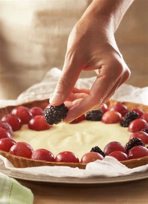 Tarta de moras con crema horneándose