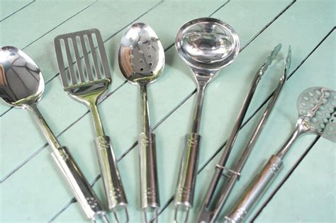 Utensilios de cocina limpios para preparar ensaladas
