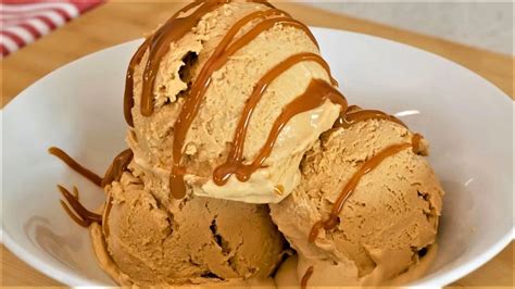 Helado de dulce de leche con cintas y pralines