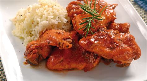 Arroz con alitas de pollo emplatado