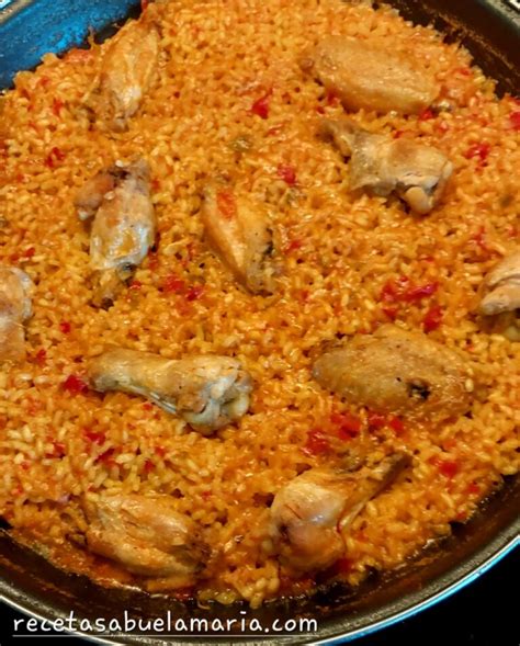 Arroz con alitas de pollo listo para servir