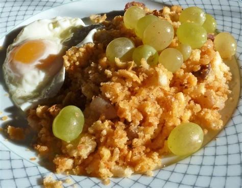 Sartén de migas murcianas con uvas