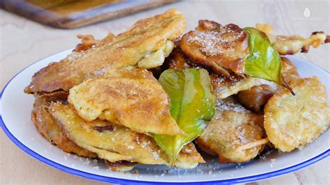 Paparajotes recién fritos espolvoreados con azúcar y canela