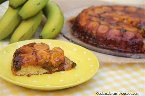 Pastel invertido de plátano y caramelo recién horneado