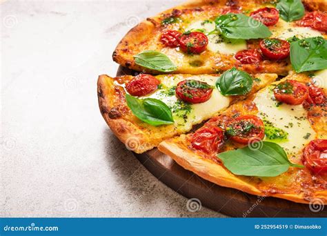 Pizza Margherita con albahaca, tomate y mozzarella