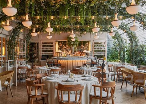Ambiente relajado en restaurante asiático