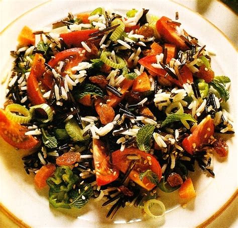 Ensalada de arroz salvaje con gambas lista para servir